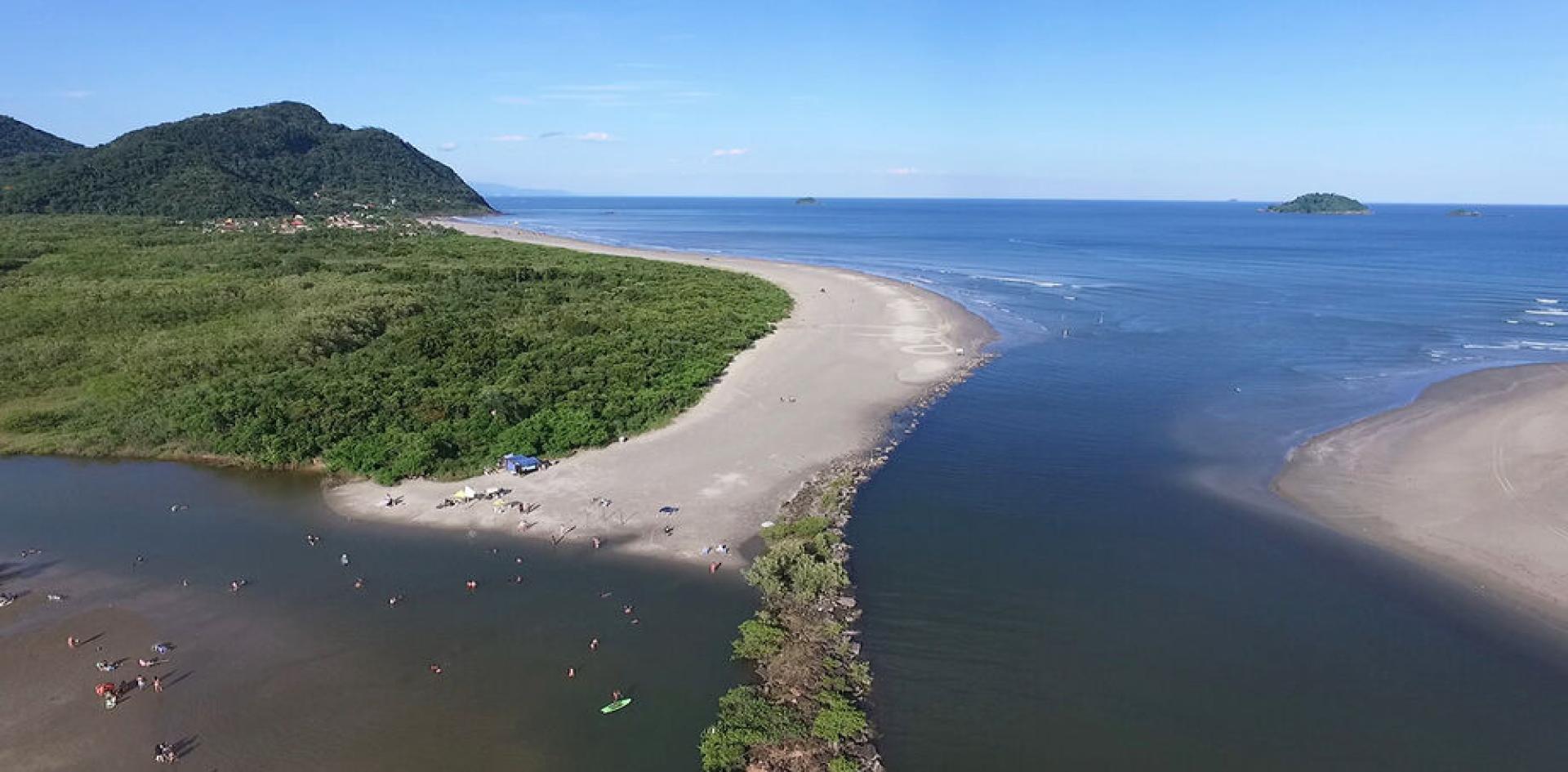 Paisagem do Guaraú: rio, praia e Mata Atlântica
